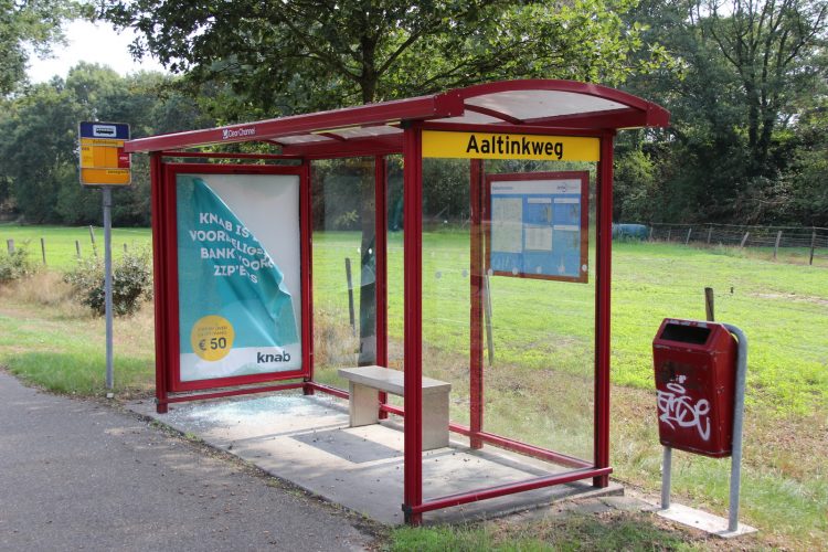 Vandalen vernielen raam van bushokje aan de Deventerweg 