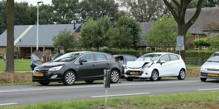 HoltensNieuws.nl Kop-staartbotsing met twee auto's N350 in Holten Kop-staartbotsing met twee auto's N350 in Holten
