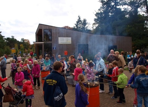 Gezinswandeling, broodjes bakken en kastanjes poffen 