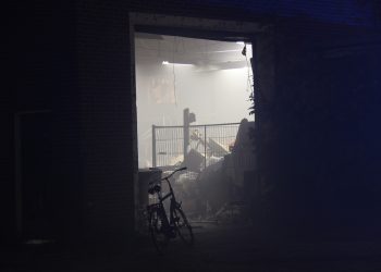 Carnavalswagen in brand brandweer 