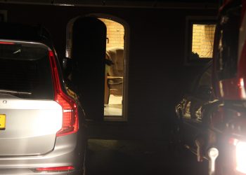 Brandweer forceert wc deur brandweer 