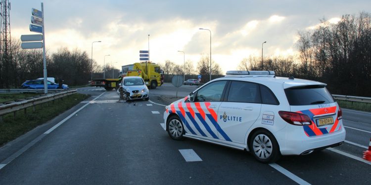 Opnieuw flink ongeval op de kruising afrit A1 en N332 aanrijding 
