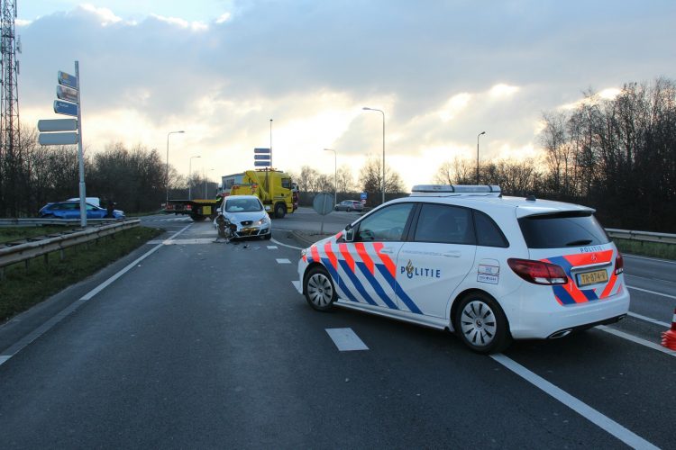 Opnieuw flink ongeval op de kruising afrit A1 en N332 aanrijding 