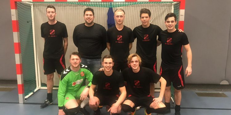 V.V. Holten gaat er met de wisselbeker vandoor na de 40e editie van Nacht van Blauw Wit vvholten Jubileum blauwwit 