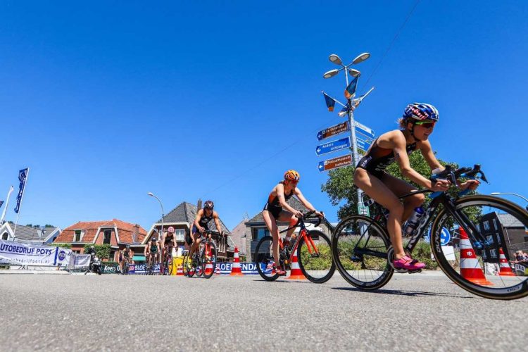 Elite mannen en vrouwen later van start tijdens 35ste Triathlon Holten triathlon 