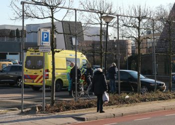 Fietsster rijdt tegen auto op de parkeerplaats bij Coop politie 