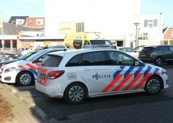 Fietsster rijdt tegen auto op de parkeerplaats bij Coop politie 