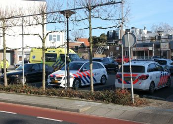 Fietsster rijdt tegen auto op de parkeerplaats bij Coop politie 