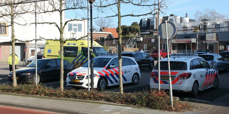 Fietsster rijdt tegen auto op de parkeerplaats bij Coop politie 