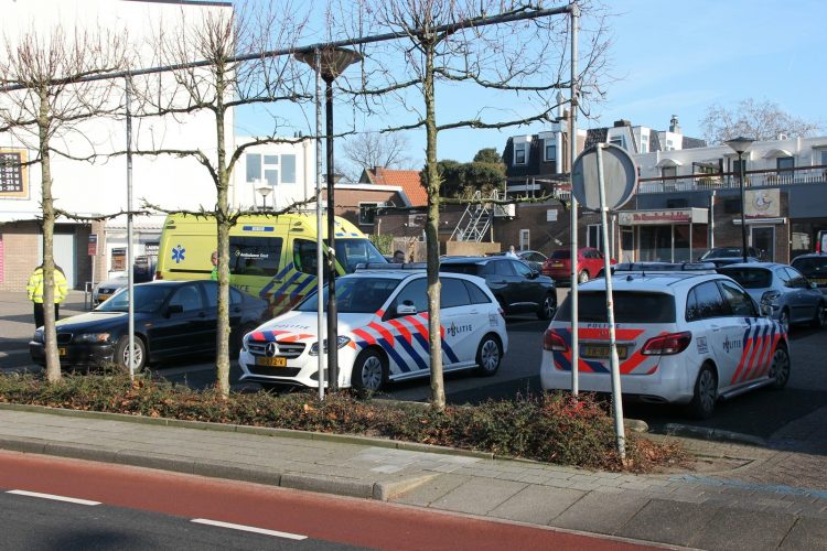 Fietsster rijdt tegen auto op de parkeerplaats bij Coop politie 