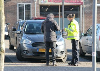 Fietsster rijdt tegen auto op de parkeerplaats bij Coop politie 