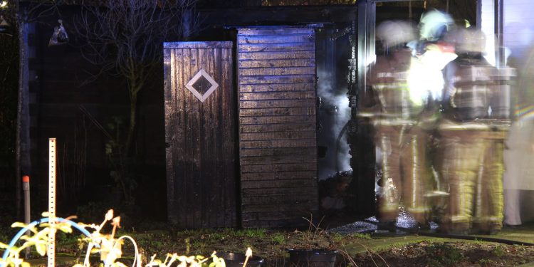 Brand door kortsluiting in houten schuur aan de Houtweg brandweer 
