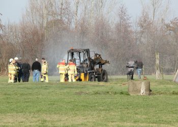 Shovel brand uit in weiland aan de Beumersteeg brandweer 