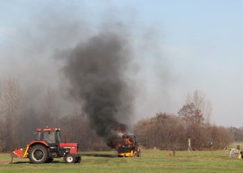 Shovel brand uit in weiland aan de Beumersteeg brandweer 