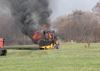 Shovel brand uit in weiland aan de Beumersteeg brandweer 