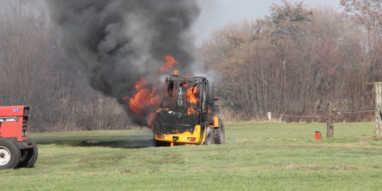 HoltensNieuws.nl Shovel brand uit in weiland aan de Beumersteeg Shovel brand uit in weiland aan de Beumersteeg brandweer
