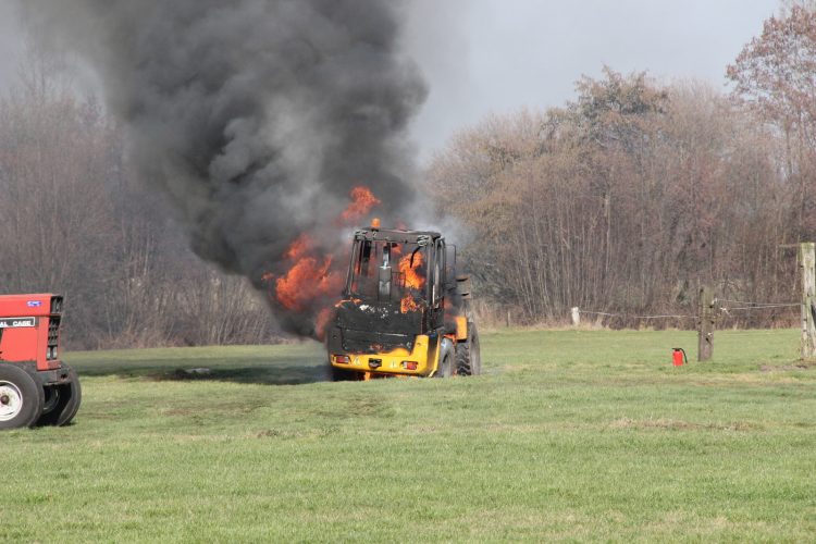 Shovel brand uit in weiland aan de Beumersteeg brandweer 