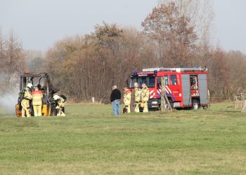 Shovel brand uit in weiland aan de Beumersteeg brandweer 
