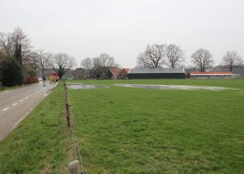 36 huishoudens zonder water, woonboerderij loopt onder water door flinke waterleidingbreuk 
