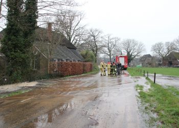 36 huishoudens zonder water, woonboerderij loopt onder water door flinke waterleidingbreuk 