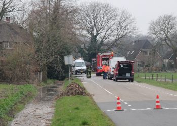 36 huishoudens zonder water, woonboerderij loopt onder water door flinke waterleidingbreuk 
