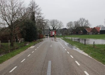 36 huishoudens zonder water, woonboerderij loopt onder water door flinke waterleidingbreuk 