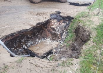 36 huishoudens zonder water, woonboerderij loopt onder water door flinke waterleidingbreuk 