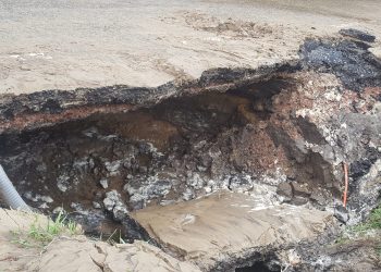 36 huishoudens zonder water, woonboerderij loopt onder water door flinke waterleidingbreuk 