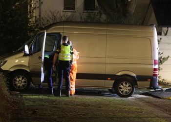 Politie vind gestolen bedrijfsbus op parkeerplaats politie 