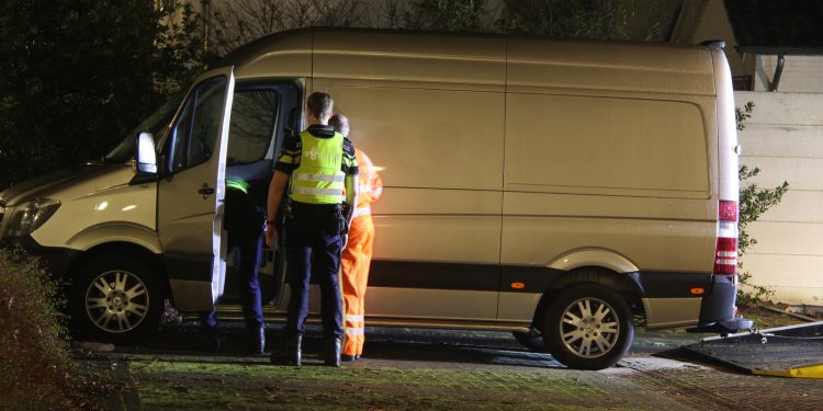 Politie vind gestolen bedrijfsbus op parkeerplaats politie 