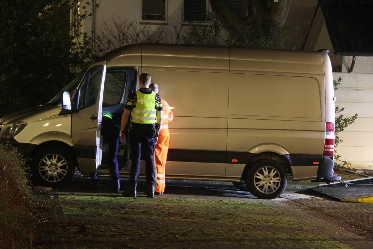 Politie vind gestolen bedrijfsbus op parkeerplaats politie 
