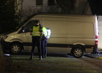 Politie vind gestolen bedrijfsbus op parkeerplaats politie 