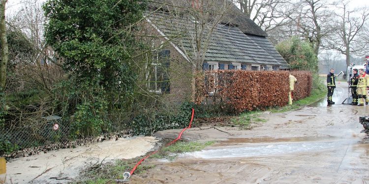 36 huishoudens zonder water, woonboerderij loopt onder water door flinke waterleidingbreuk 