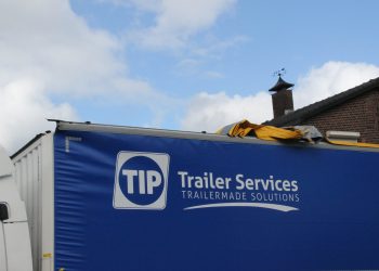 Te hoge vrachtwagen botst tegen spoorbrug Dorpsstraat 