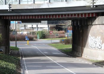 Te hoge vrachtwagen botst tegen spoorbrug Dorpsstraat 