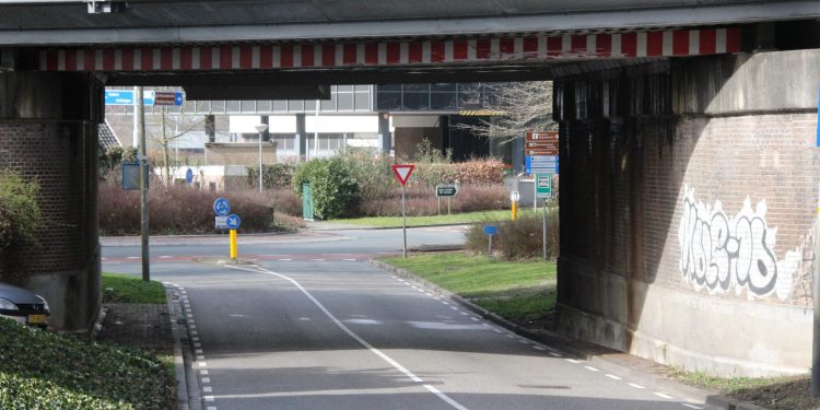Te hoge vrachtwagen botst tegen spoorbrug Dorpsstraat 