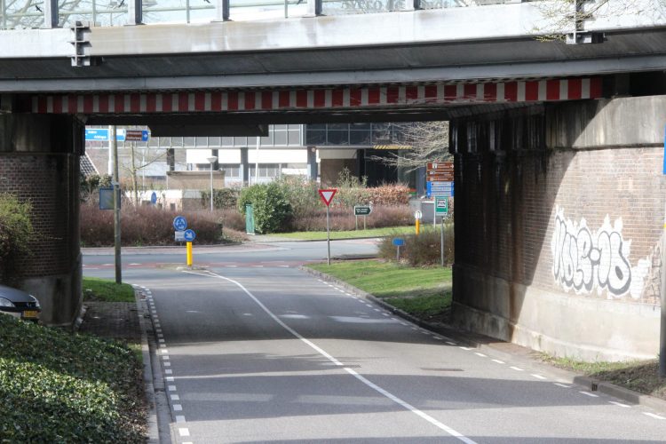 Te hoge vrachtwagen botst tegen spoorbrug Dorpsstraat 
