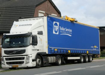 Te hoge vrachtwagen botst tegen spoorbrug Dorpsstraat 