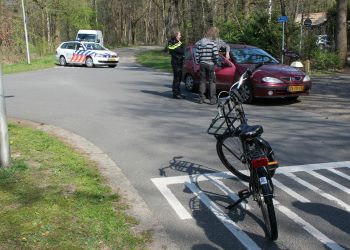 Kind op fiets aangereden door auto op kruising politie 