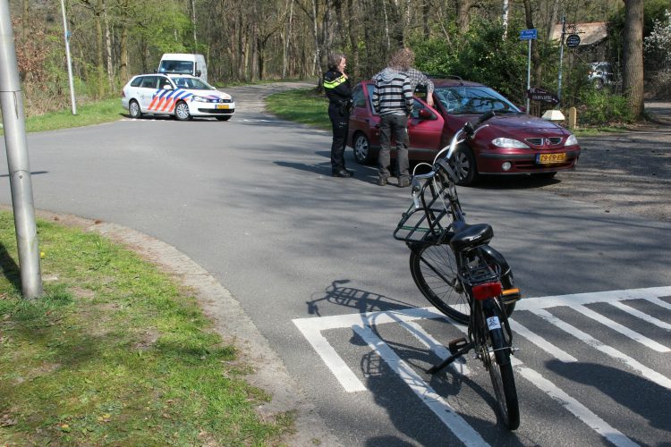 Kind op fiets aangereden door auto op kruising politie 