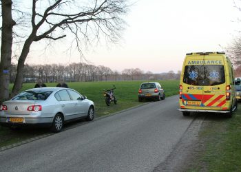 Brommer rijdt tegen afslaande auto op de Helhuizerweg 