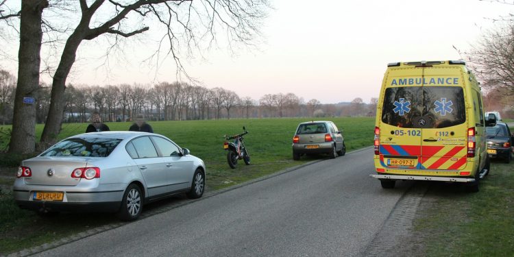 Brommer rijdt tegen afslaande auto op de Helhuizerweg 
