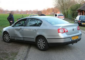 Brommer rijdt tegen afslaande auto op de Helhuizerweg 