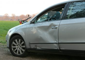 Brommer rijdt tegen afslaande auto op de Helhuizerweg 