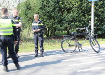 Kind op fiets aangereden door auto op kruising politie 