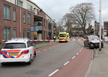 Auto rijdt 2 fietssters aan politie 