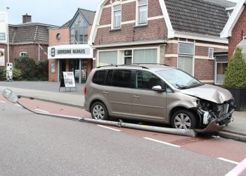 Auto rijdt 2 fietssters aan politie 