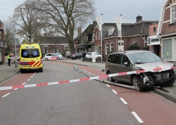 Auto rijdt 2 fietssters aan politie 