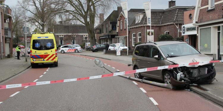 Auto rijdt 2 fietssters aan politie 