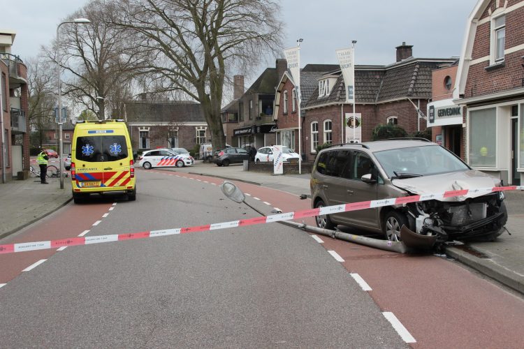Auto rijdt 2 fietssters aan politie 